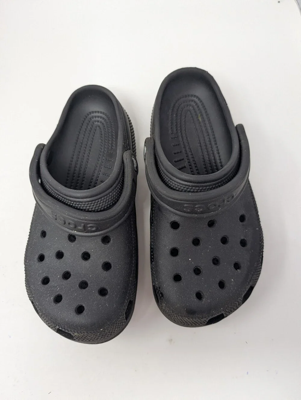 Crocs Classic Clog Black Unisex Slip-On Shoes sz J5